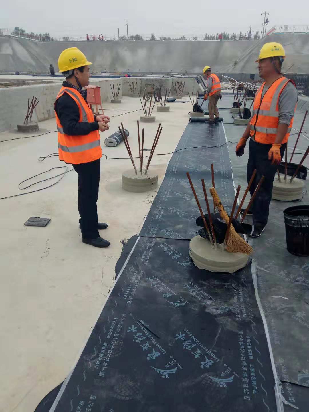 良友公司總經理、建筑工程技術應用研究員李成順到市人民醫院防水施工現場指導工作